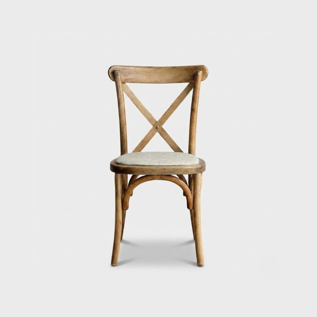 Silla Crossback de madera de pino, ideal para eventos.