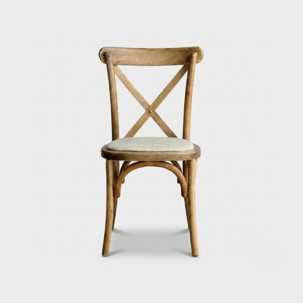 Silla Crossback de madera de pino, ideal para eventos.