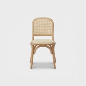 Silla Alessia de madera de pino y bejuco, ideal para eventos.