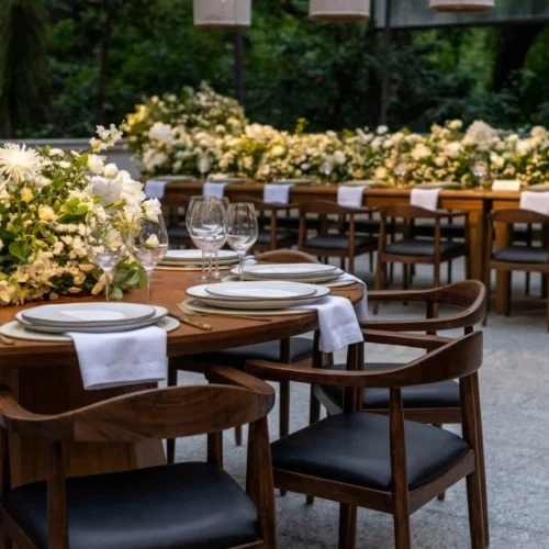 Silla Cheberry de madera para eventos. Estructura de madera de pino con asiento tapizado con vinipiel. Ideal para eventos en interior o techados.