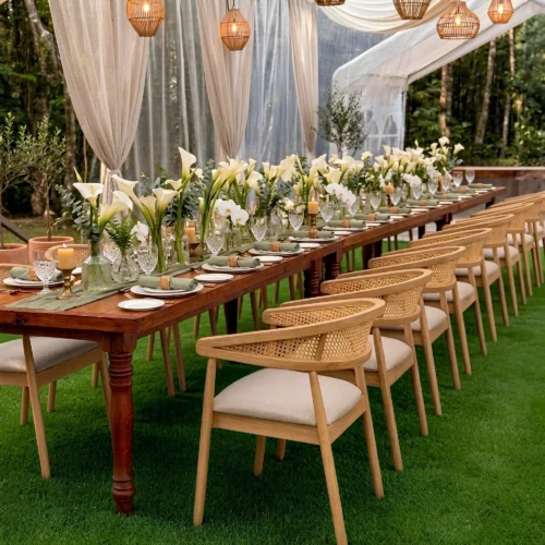 Silla Lina de madera para eventos. Respaldo en bejuco sintético. Ideal para eventos al aire libre techados.