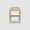 Silla Anya de madera de pino y bejuco, ideal para eventos.