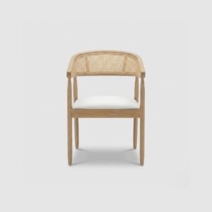 Silla Anya de madera de pino y bejuco, ideal para eventos.