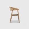 Silla Anya de madera de pino y bejuco, ideal para eventos.