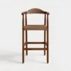 Banco Cheberry para barra, estructura de madera con asiento tejido con ratán o petatillo sintético.