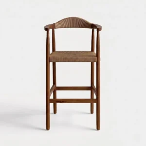 Banco Cheberry para barra, estructura de madera con asiento tejido con ratán o petatillo sintético.