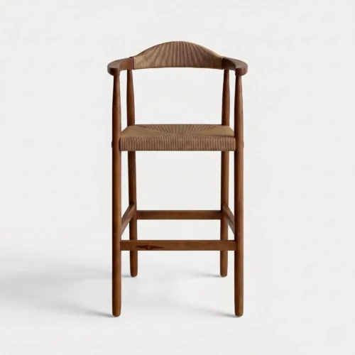 Banco Cheberry para barra, estructura de madera con asiento tejido con ratán o petatillo sintético.