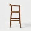 Banco Cheberry para barra, estructura de madera con asiento tejido con ratán o petatillo sintético.