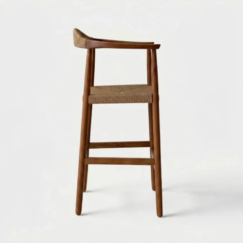 Banco Cheberry para barra, estructura de madera con asiento tejido con ratán o petatillo sintético.