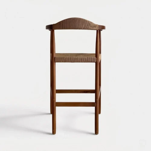 Banco Cheberry para barra, estructura de madera con asiento tejido con ratán o petatillo sintético.