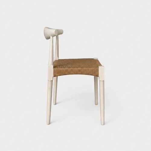 Silla Bassi de madera para eventos. Estructura de madera de pino y asiento tejido con cuerda de celulosa natural.