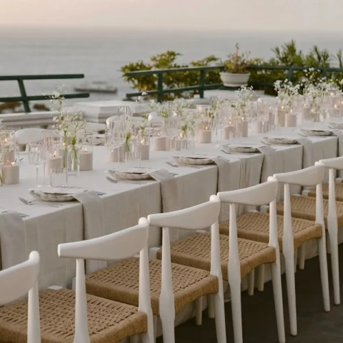 Silla Bassi de madera para eventos. Estructura de madera de pino y asiento tejido con cuerda de celulosa natural.