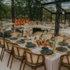 Silla Coraline de madera para eventos y horeca. Estructura de madera de pino y asiento tapizado en tela o vinipiel. Ideal para interiores o entornos techados.