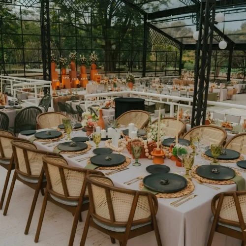 Silla Coraline de madera para eventos y horeca. Estructura de madera de pino y asiento tapizado en tela o vinipiel. Ideal para interiores o entornos techados.