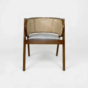 Silla Coraline de madera para eventos y horeca. Estructura de madera de pino y asiento tapizado en tela o vinipiel. Ideal para interiores o entornos techados.