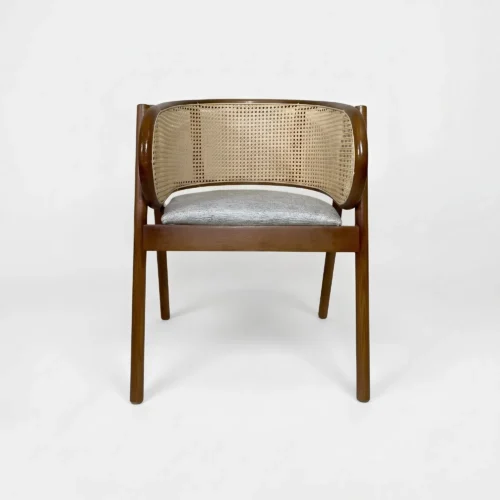 Silla Coraline de madera para eventos y horeca. Estructura de madera de pino y asiento tapizado en tela o vinipiel. Ideal para interiores o entornos techados.