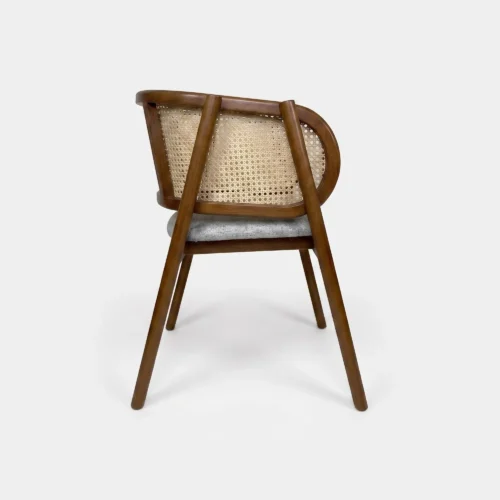 Silla Coraline de madera para eventos y horeca. Estructura de madera de pino y asiento tapizado en tela o vinipiel. Ideal para interiores o entornos techados.