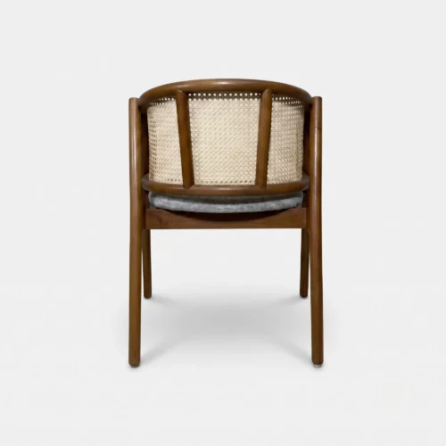 Silla Coraline de madera para eventos y horeca. Estructura de madera de pino y asiento tapizado en tela o vinipiel. Ideal para interiores o entornos techados.