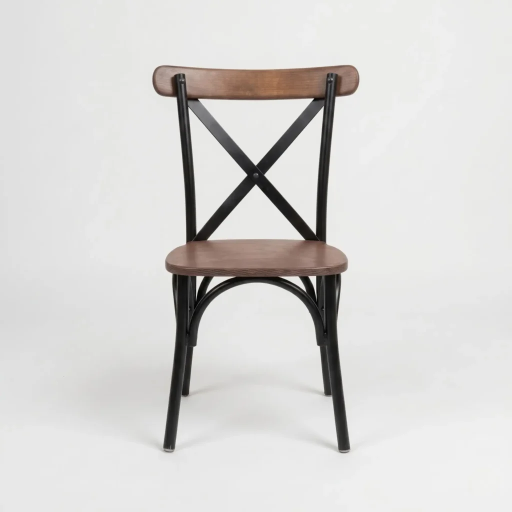 Silla Crossback industrial con estructura metálica y asiento de madera para eventos o restaurantes.