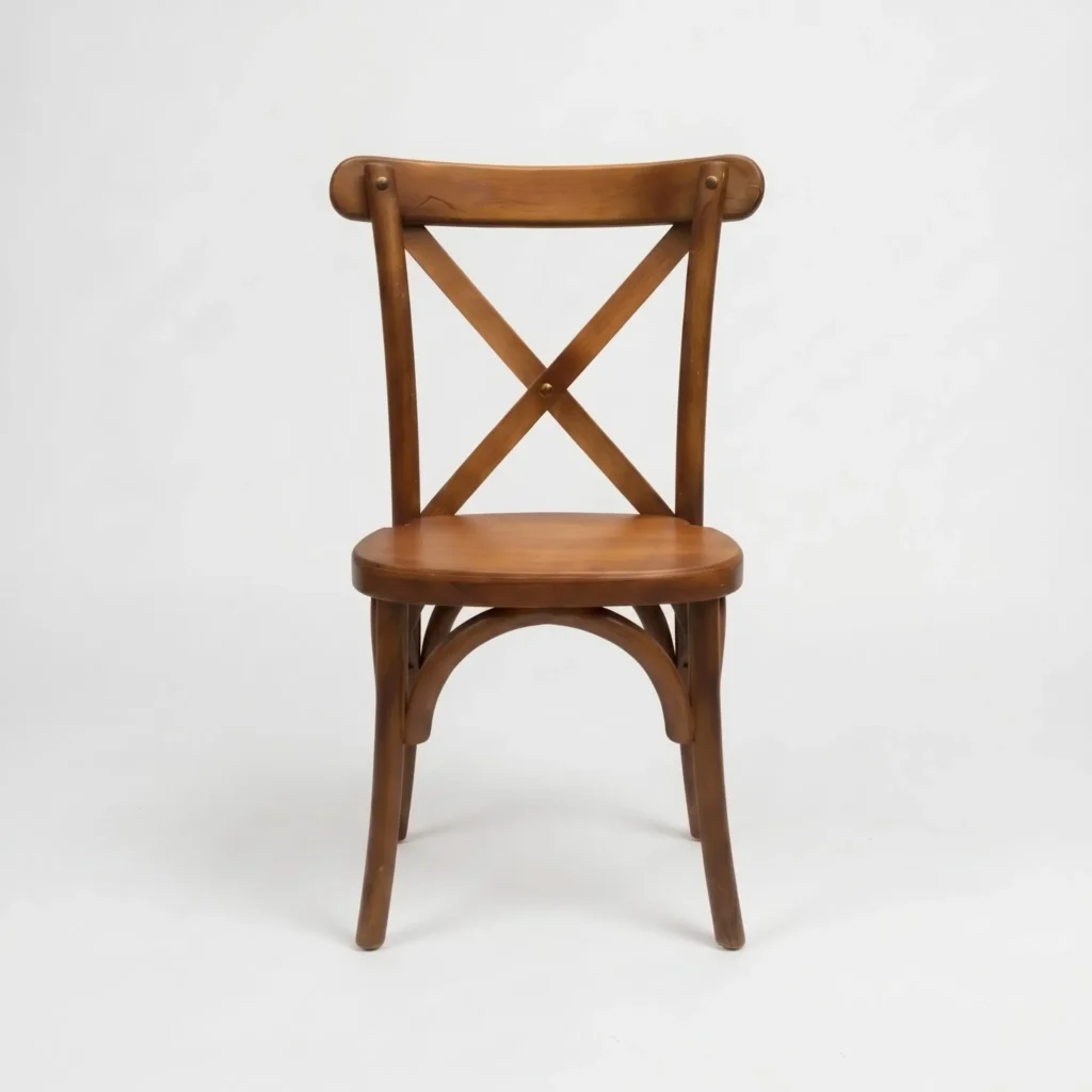 Silla Crossback industrial con estructura de madera para eventos o restaurantes.