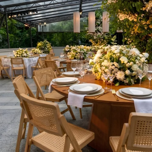 Silla Elia plegable de madera para eventos.