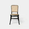 Silla Felissa de resina para eventos. Respaldo en bejuco sintético y asiento tapizado con petatillo sintético. Ideal para interiores como exteriores
