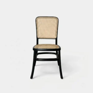 Silla Felissa de resina para eventos. Respaldo en bejuco sintético y asiento tapizado con petatillo sintético. Ideal para interiores como exteriores