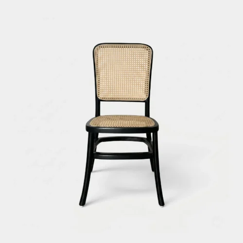 Silla Felissa de resina para eventos. Respaldo en bejuco sintético y asiento tapizado con petatillo sintético. Ideal para interiores como exteriores