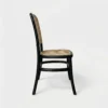 Silla Felissa de resina para eventos. Respaldo en bejuco sintético y asiento tapizado con petatillo sintético. Ideal para interiores como exteriores
