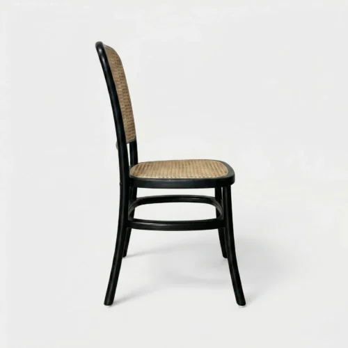 Silla Felissa de resina para eventos. Respaldo en bejuco sintético y asiento tapizado con petatillo sintético. Ideal para interiores como exteriores