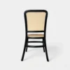 Silla Felissa de resina para eventos. Respaldo en bejuco sintético y asiento tapizado con petatillo sintético. Ideal para interiores como exteriores