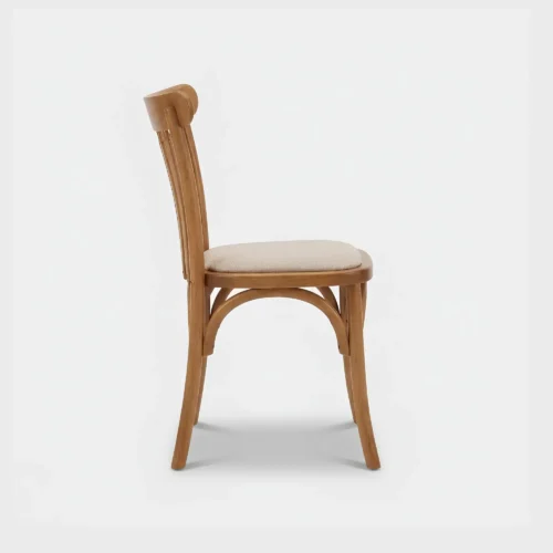 Silla Malinche de madera para eventos. Asiento tapizado con tela o vinipiel, ideal para interiores y áreas techadas.