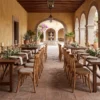 Silla Malinche de madera para eventos. Asiento tapizado con tela o vinipiel, ideal para interiores y áreas techadas.