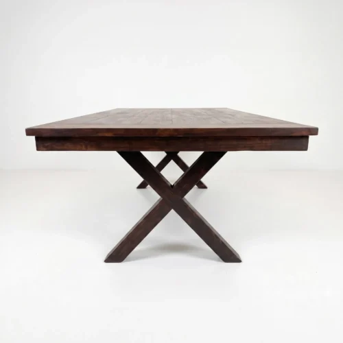 Mesa California de madera para eventos. Cubierta rectangular en madera de pino para 8 o 10 comensales. Base pata en X.