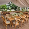 Mesa California de madera para eventos. Cubierta rectangular en madera de pino para 8 o 10 comensales. Base pata en X.