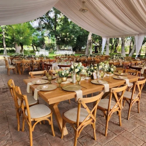 Mesa California de madera para eventos. Cubierta rectangular en madera de pino para 8 o 10 comensales. Base pata en X.