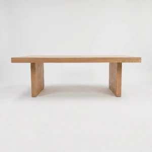 Mesa Maya de madera para eventos. Cubierta rectangular en madera de pino para 8 o 10 comensales. Base pata rectangular en madera de pino.