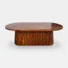 Mesa Ovalada de madera para eventos. Cubierta ovalada en madera de pino, base de madera cilíndrica.