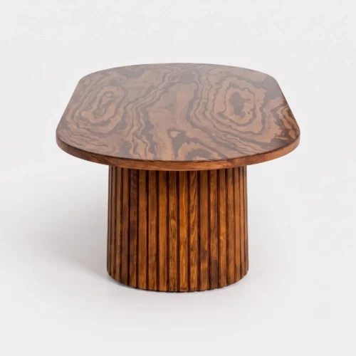 Mesa Ovalada de madera para eventos. Cubierta ovalada en madera de pino, base de madera cilíndrica.