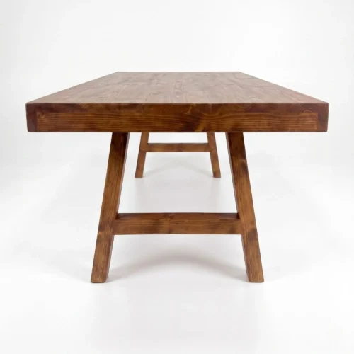 Mesa Pata A de madera para eventos. Cubierta rectangular en madera de pino para 8 o 10 comensales. Base pata en A en madera de pino.