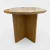 Mesa Pata Triangular de madera para eventos. Cubierta rectangular en madera de pino para 6 a 8 comensales. Base en madera de pino.