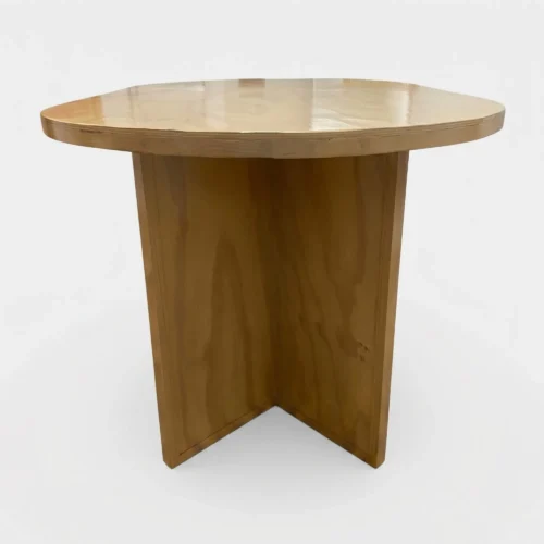 Mesa Pata Triangular de madera para eventos. Cubierta rectangular en madera de pino para 6 a 8 comensales. Base en madera de pino.