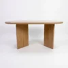 Mesa Pata Triangular de madera para eventos. Cubierta rectangular en madera de pino para 6 a 8 comensales. Base en madera de pino.