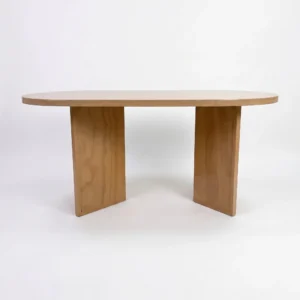 Mesa Pata Triangular de madera para eventos. Cubierta rectangular en madera de pino para 6 a 8 comensales. Base en madera de pino.