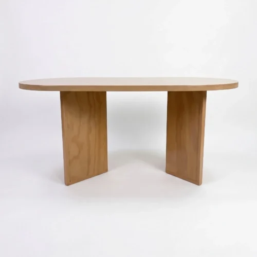 Mesa Pata Triangular de madera para eventos. Cubierta rectangular en madera de pino para 6 a 8 comensales. Base en madera de pino.