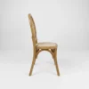 Silla Victoria de madera de pino para eventos. Respaldo en bejuco sintético y asiento tapizado en tela o vinipiel.